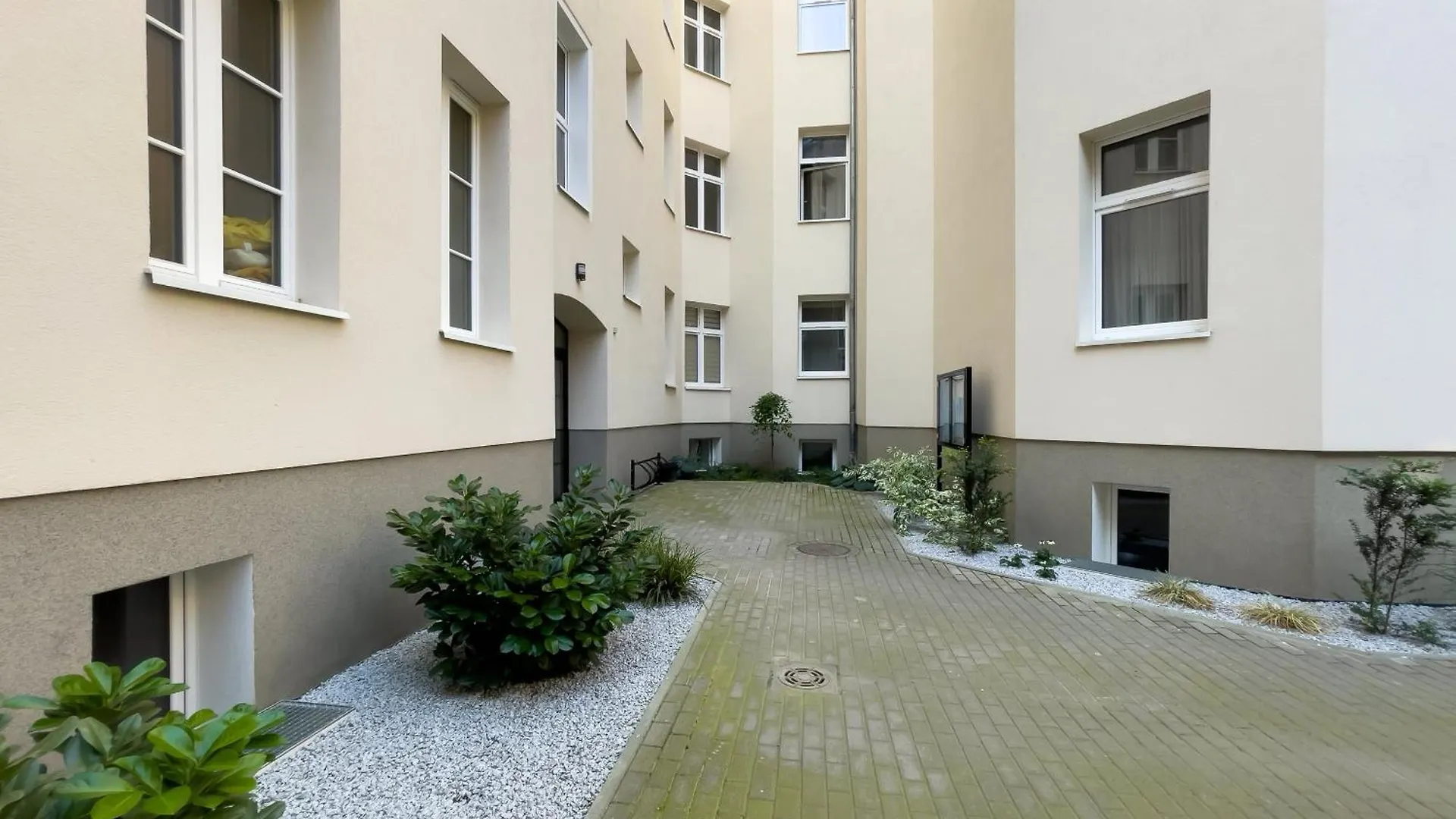Apartment Underground Level Studio Close To The Market Square In Poznan By Noclegi Renters